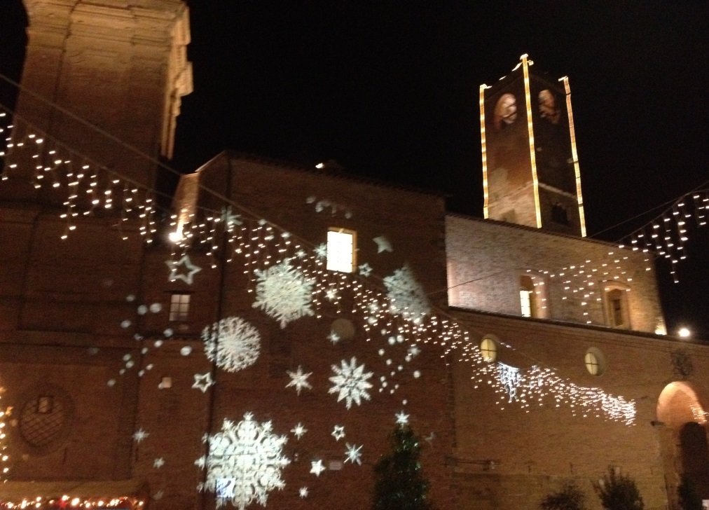 giochi di luce illuminano lesterno della concattedrale di città della pieve la sera dellapertura della porta santa