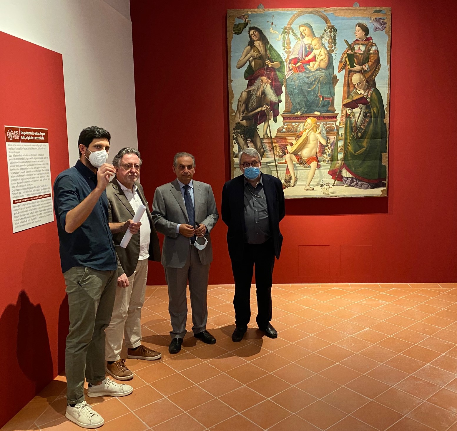 i relatori della conferenza stampa davanti allopera del signorelli 