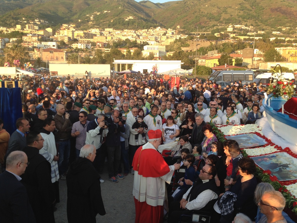 il card. bassetti tra la gente di mare sulla spiaggia di paola