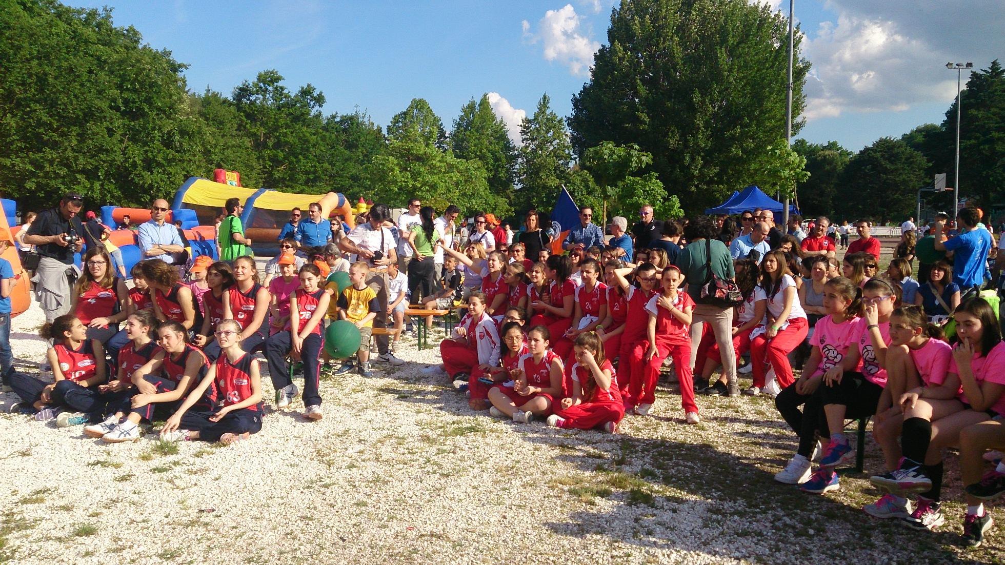 Alcune delle squadre partecipanti al Csi day di Perugia in attesa delle premiazioni