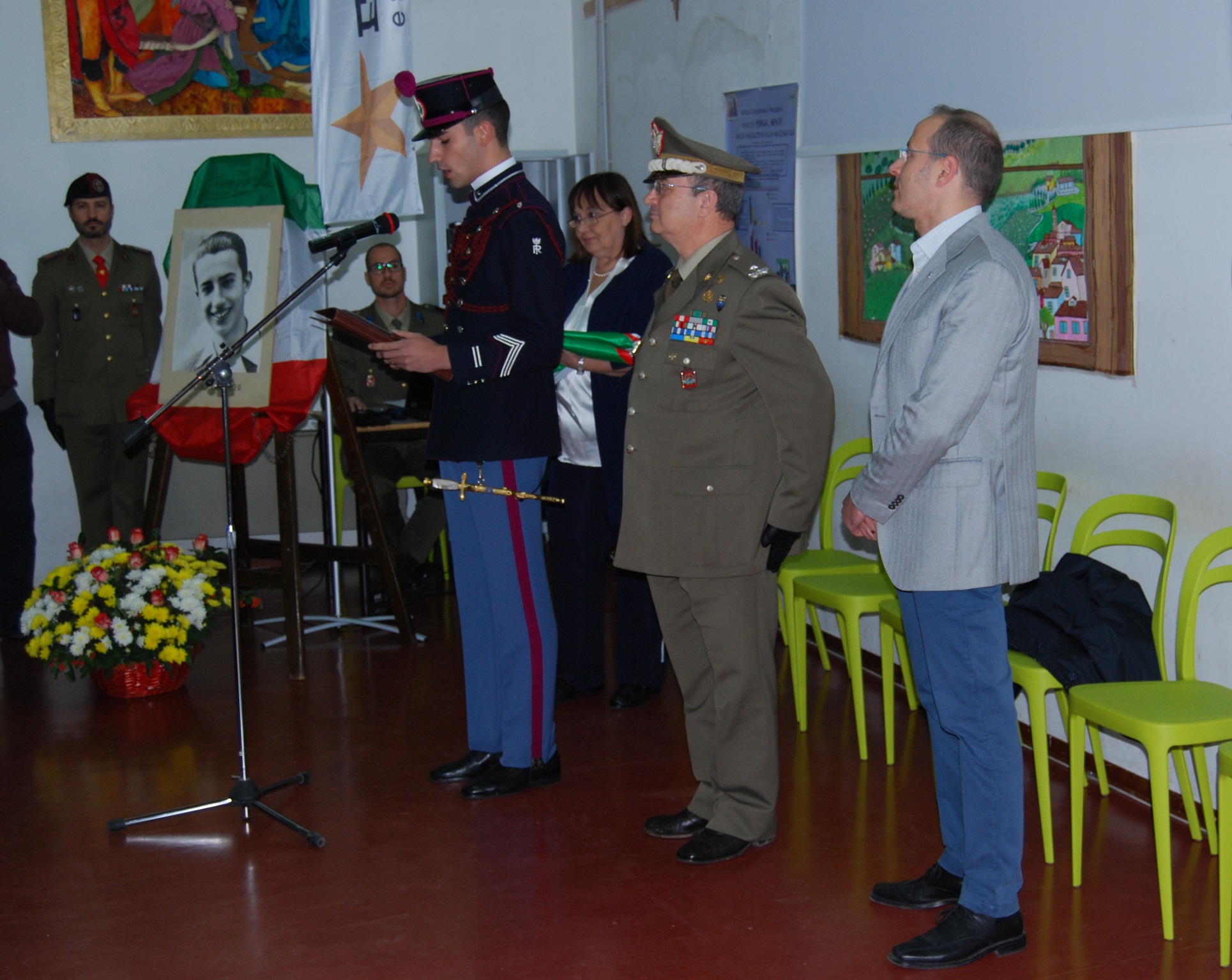 Foto 4 La lettura della motivazione della medaglia doro dedicata a Mario Grecchi da parte din allievo della Teuliè