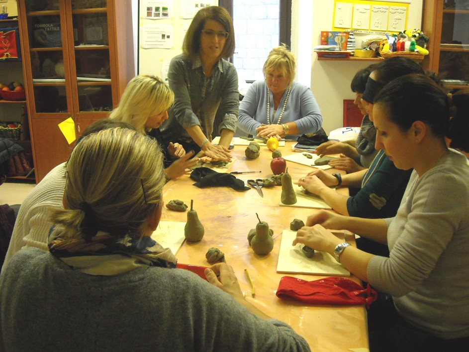 Francesca-Piccardi-con-alcune-insegnanti-coinvolte-nel-laboratorio