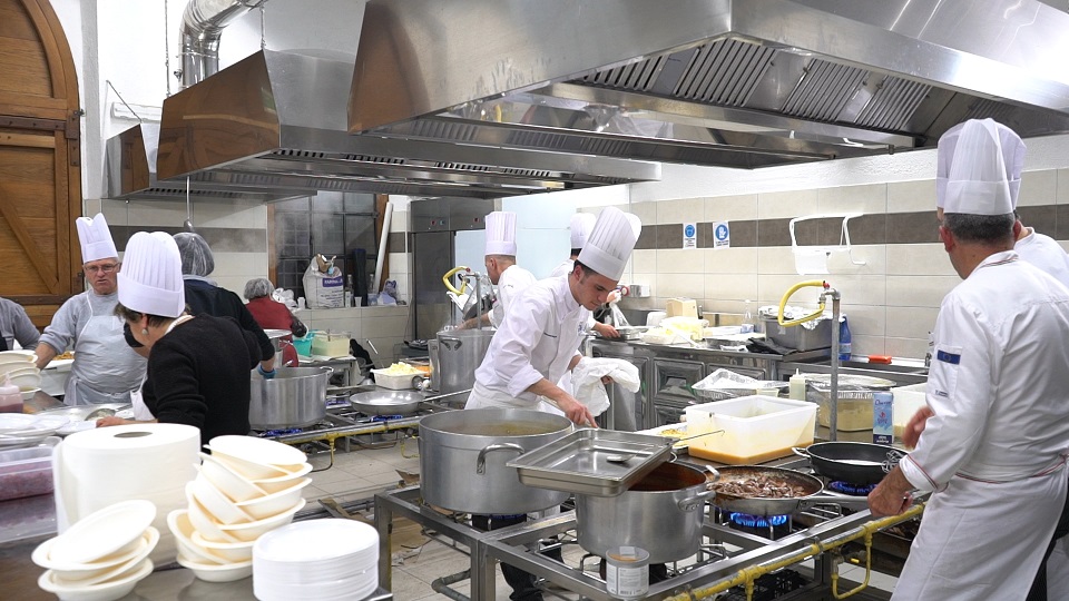 Nella cucina dello stand Al cortile antico