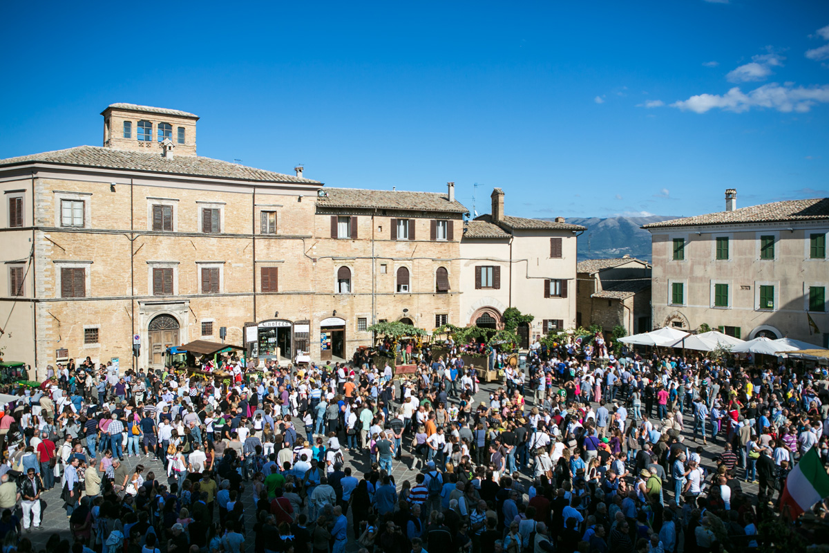 Piazza di Montefalco turisti RID