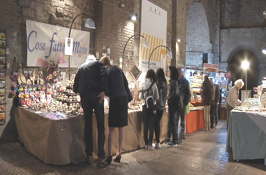Visitatori alla scoperta degli stand della mostra mercato