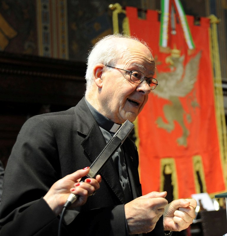 mons. elio bromuri alla sala dei notari il giorno della sua iscrizione allalbo doro delle città di perugia 20 giugno 2010