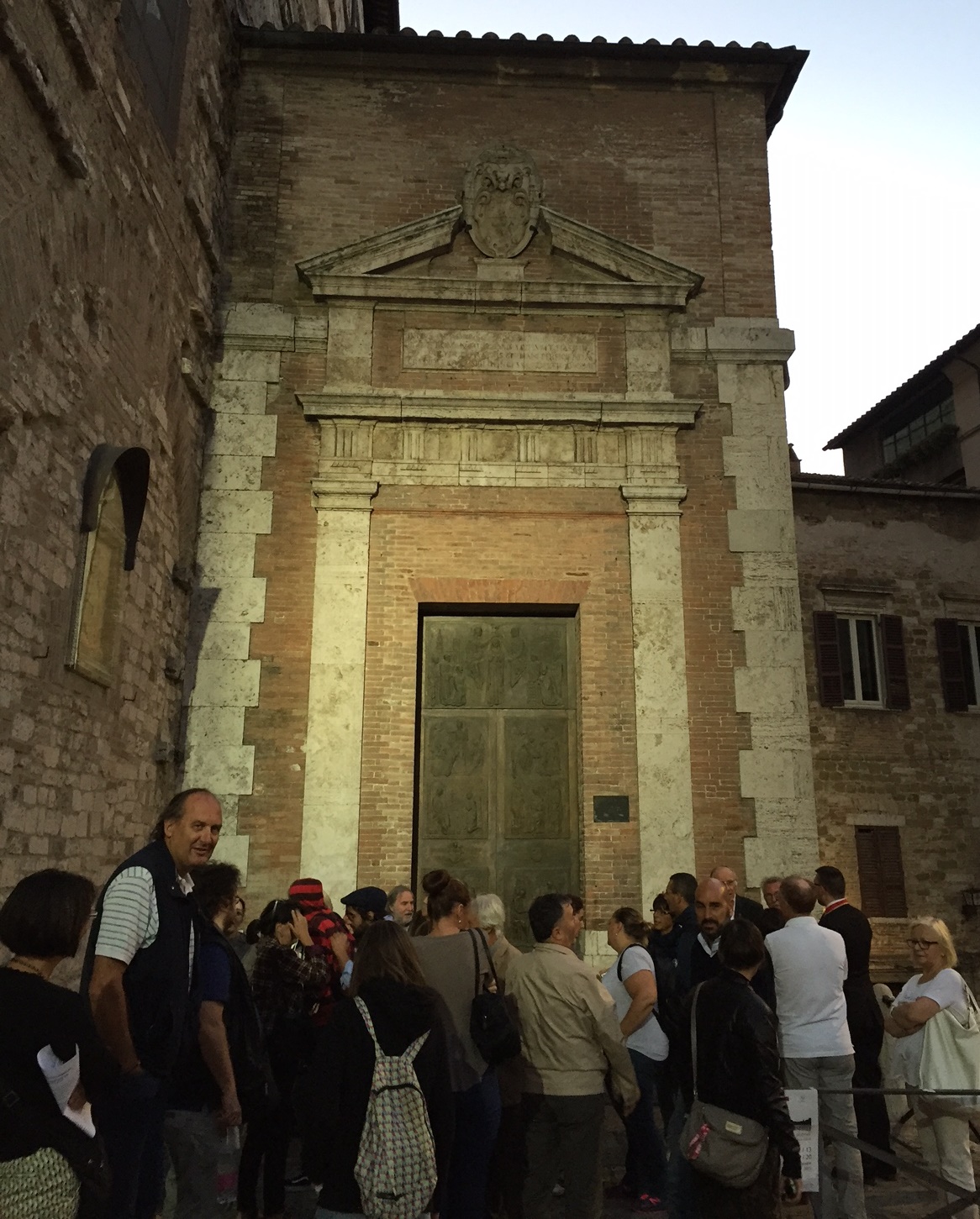 illuminazione porta santa cattedrale san lorenzo conclusione evento luighi invisibili. la perugia che si scopre