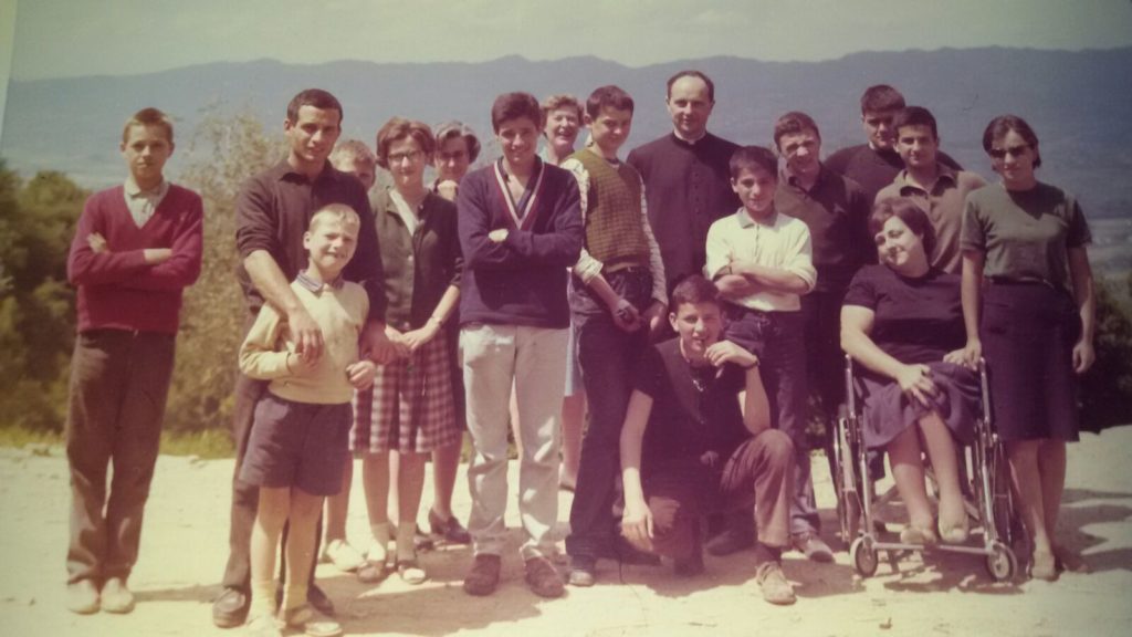 la scuola di barbiana anno 1963 don milani con allievi e insegnanti