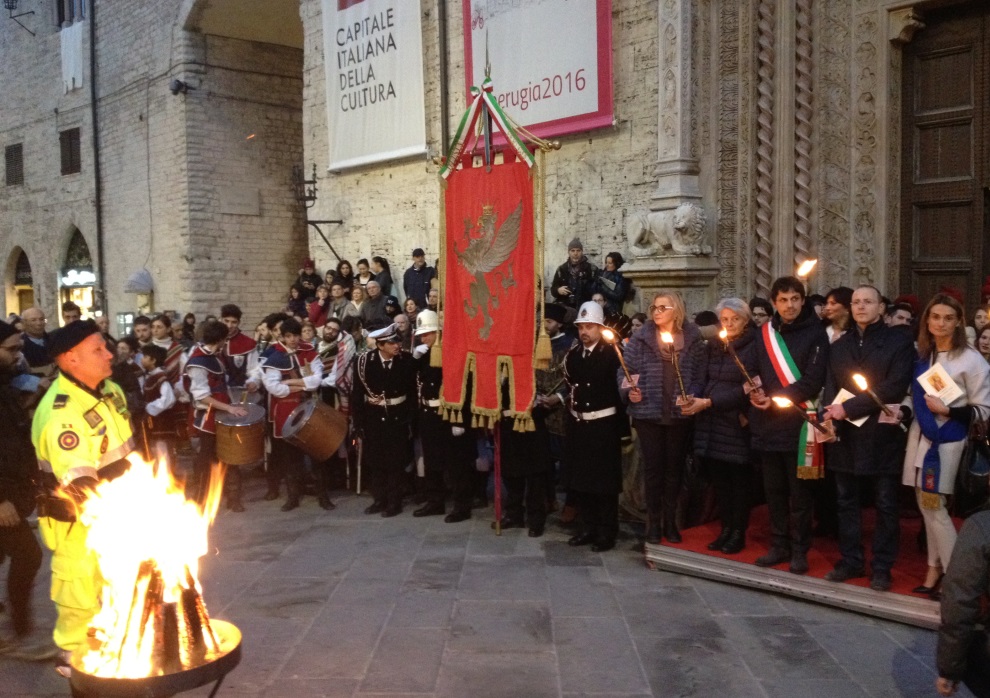 luminaria di san costanzo davanti al palazzo comunale dei priori