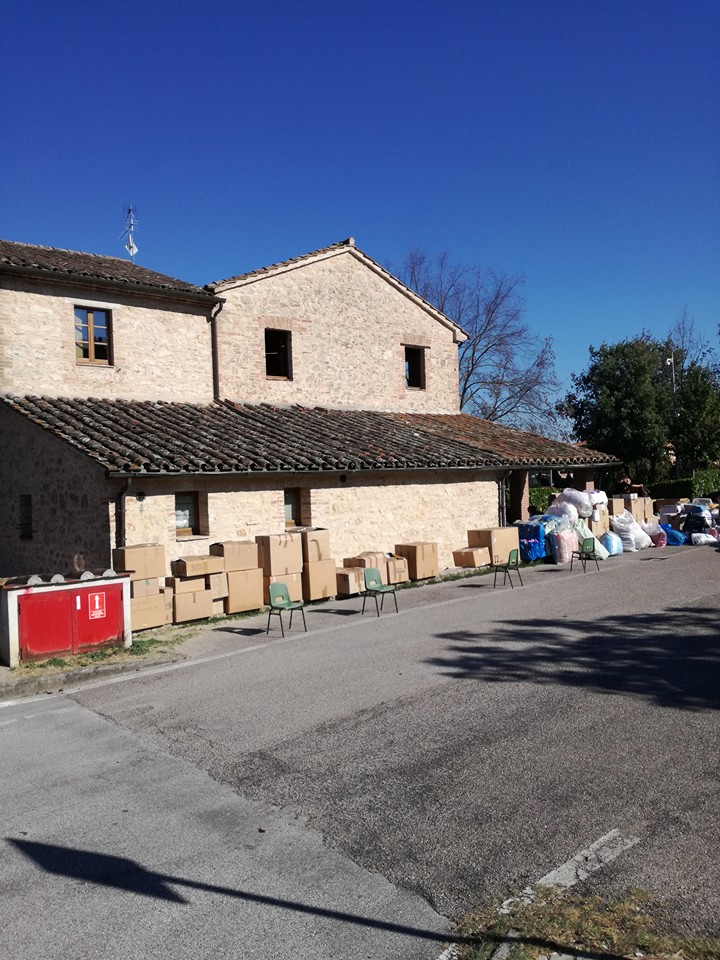 gli scatoloni fuori dalla biblioteca