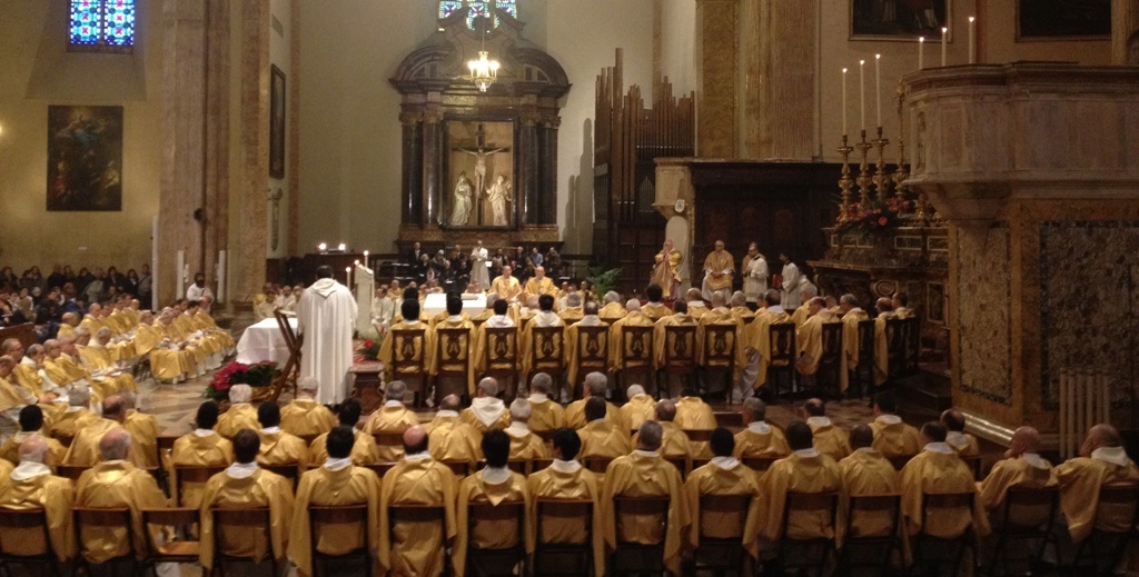 SACERDOTI NELLA CATTEDRALE DI PERUGIA MESSA CRISMALE 2013