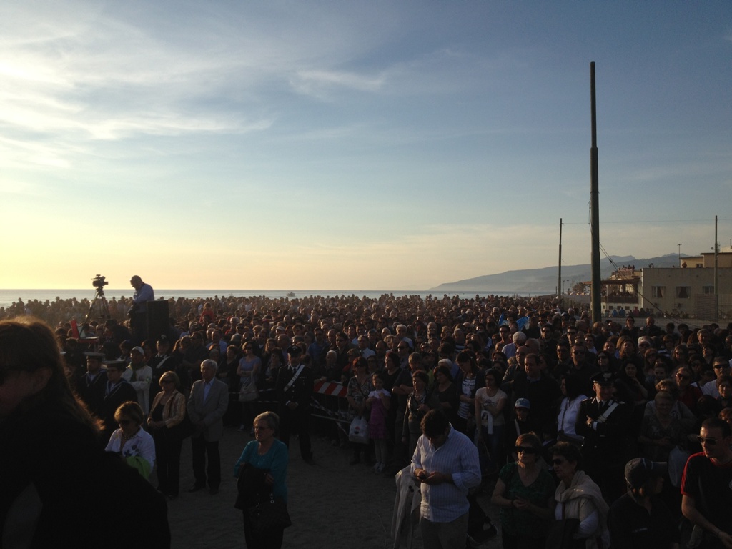 moltitudine di fedeli in attesa della preghiera e benedizione del mare