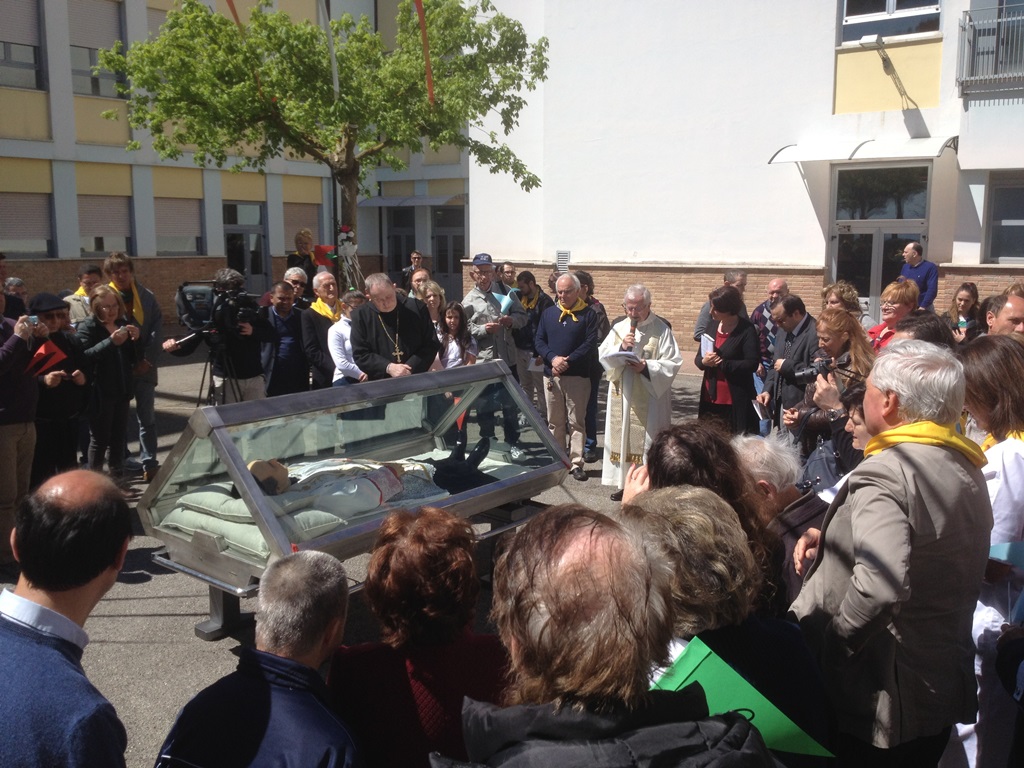 momento di preghiera davanti allurna con le spoglie di s. luigi guanella