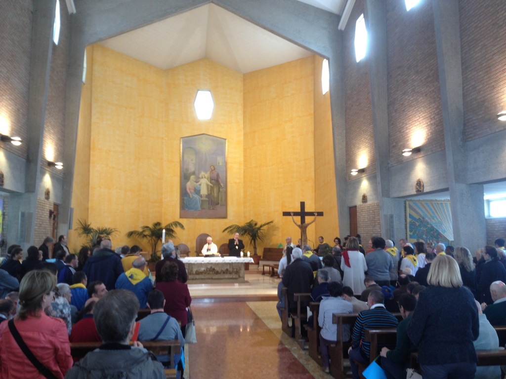 momento di preghiera nella chiesa dellopera don guanella