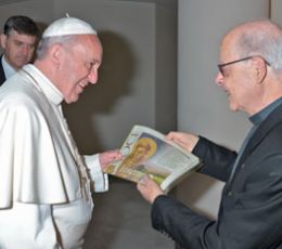 mons. elio bromuri mentre consegna una copia de la voce a papa francesco