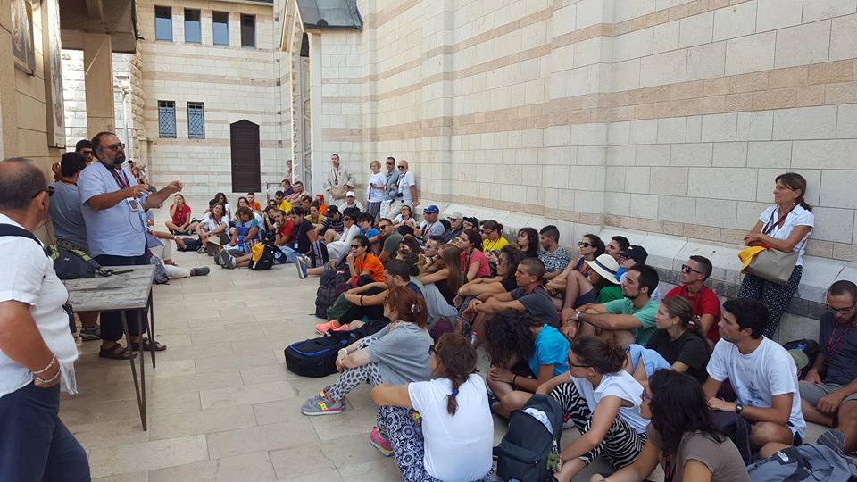 mons. paolo giulietti con giovani perugini in pellegrinaggio in terra santa agosto 2017