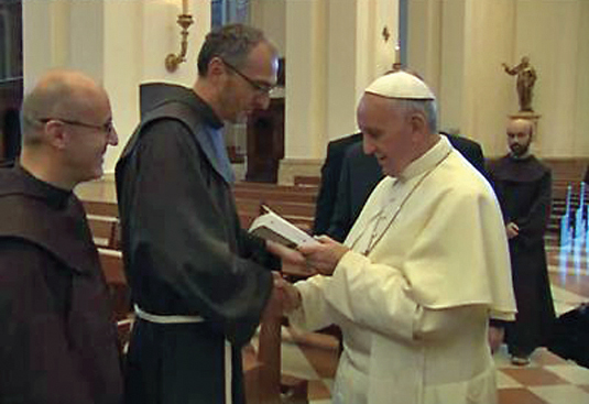 papa francesco e padre michelini nella basilica della porziuncola assisi