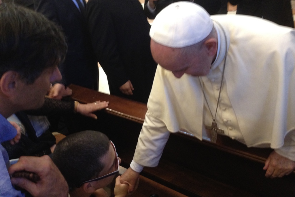 papa francesco mentre saluta ragazzo del serafico