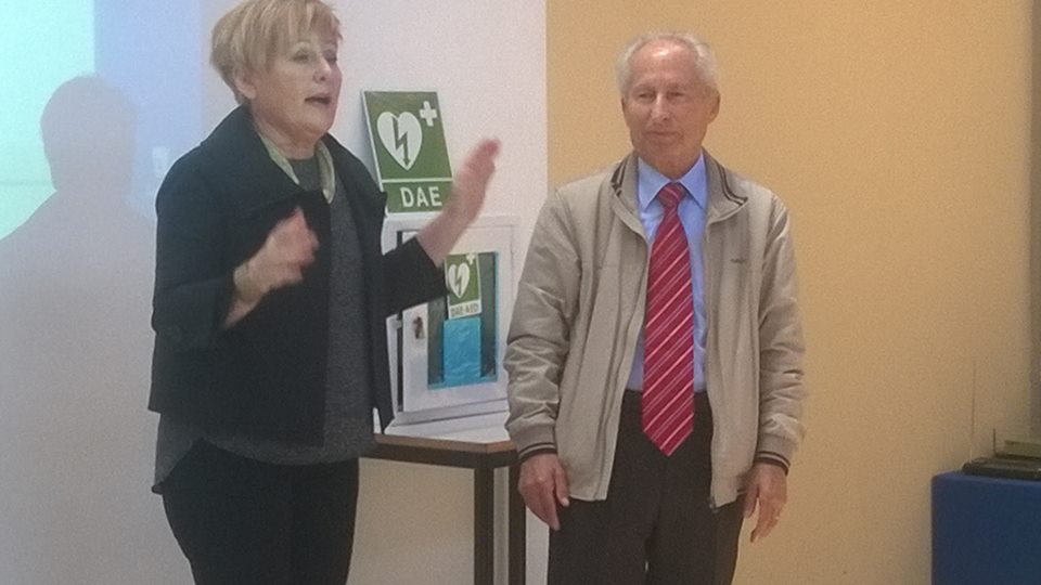 presidente Mosconi consegna defibrillatore
