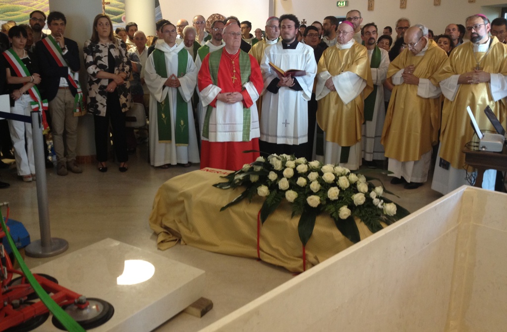 rappresentanti istituzioni civili e religiose davanti al feretro del venerabile trancanelli traslato nella chiesa ospedale s. maria della misericordia