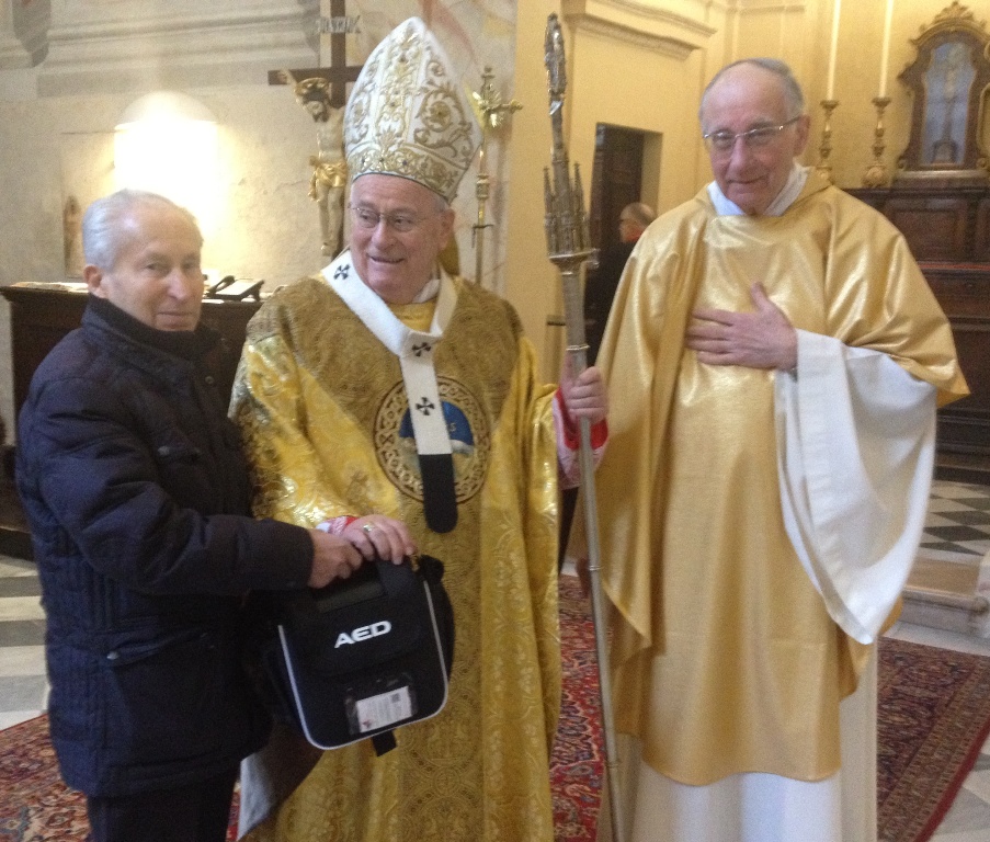 solennità epifania 2017 consegna defibrillatore alla cattedrale dal presindente associazione cuor di leone mosconi a card. bassetti e mons. sciurpa